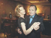 Prof. Simoni (Dieter Bellmann) geht mit Oberschwester Ingrid (Jutta Kammann) nach dem Konzert aus.