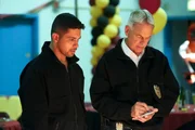 Gibbs (Mark Harmon, r.) und Torres (Wilmer Valderrama, l.) finden nach einer wilden Feier eine vergiftete Leiche. Plante der Tote etwa 50 Leute in die Luft zu sprengen?