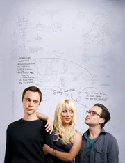 Sheldon Cooper (Jim Parsons, l), Penny (Kaley Cuoco, m), Leonard Hofstadter (Johnny Galecki, r)