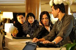 Verena (Simone Thomalla, 2.v.r.) kommt mit Leon (Kai Schumann, r.) in ihrem Hotel an und trifft auf Estella Da Silva (Helen Schneider, 2.v.l.) mit ihrem Kollegen Juan (Roberto Guerra, l.)