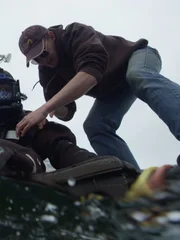 Joel Pellegrino und Nate Adams helfen George Young bei den Vorbereitungen zum Tauchen.