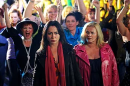 Jenny (Petra Kleinert, r.) sieht, wie entt&auml;uscht Verena (Simone Thomalla, l.) ist, als sie erf&auml;hrt, dass Leon ein Stripper ist.