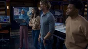 (v.l.n.r.) Special Agent Fatima Namazi (Medalion Rahimi); Kensi Blye (Daniela Ruah); Marty Deeks (Eric Christian Olsen); Devin Roundtree (Caleb Castille)