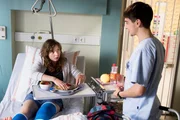 Toni (Ivo Kortlang) bringt Patientin Valerie (Amber Bongard) das Essen und ist &uuml;ber ihr komisches Verhalten sehr irritiert.