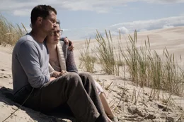 Bei Anna (Nora Tschirner, r.) und Ludo (Til Schweiger, l.) ist nach zwei Jahren Beziehung endg&uuml;ltig der Alltag eingezogen. Sie ist genervt von seinem Macho-Gehabe, er frustriert, dass die Leidenschaft  fl&ouml;ten ging. Als dann auch noch Marie, die h&uuml;bsche Ex-Freundin von Ludo, auftaucht, eskaliert die Situation ...