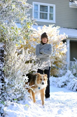Beth (Diane Keaton) und ihr Hund Freeway sp&uuml;ren im winterlichen Garten kleinen Tieren nach.