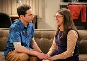 Sheldon (Jim Parsons, l.) erh&auml;lt von Amy (Mayim Bialik, r.) die Antwort auf seinen Heiratsantrag ...