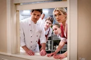 Kilian (Anthony Paul) und Larissa (Anna Karolin Berger) beobachten den Restauranttester angespannt durch die Durchreiche.