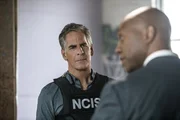 Machen bei der Suche nach dem vermissten russischen Top-Spion gemeinsame Sache: Das NCIS-Team um Special Agent Pride (Scott Bakula, l.) und FBI-Direktor Isler (Derek Webster, r.)  ...
