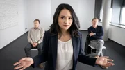 Die Bielefelder Komissare Thuong Nhi (Mai Duong Kieu, M.) und Drechshage (Stefan Haschke, l.) konkurrieren mit Overbeck (Roland Jankowsky, r.) in einem Assessment-Center um einen Posten.