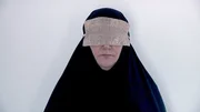 Eine der Foltermethoden in iranischen Gef&auml;ngnissen nach der Revolution von 1979, war den Frauen &ndash; mitunter monatelang &ndash; Augenbinden aufzusetzen. Au&szlig;erdem mussten die Frauen sich mit dem Tschador verh&uuml;llen, einem traditionellen, iranischen Umhang.