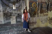 Bettany Hughes in der St Nicholas Kirche in Berat Albanien.