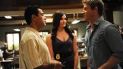 Jennifer (Taylor Cole) ist fassungslos, als Jim (Matt Passmore, r.) Carlos (Carlos G&iacute;mez) und ihr erz&auml;hlt, dass er einen Fahndungsaufruf rausgegeben hat, weil sein Lieblings-Imbisswagen nicht am gewohnten Platz steht.