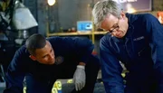 Eine stark verweste Leiche ist in einem Autowrack gefunden worden. Die Untersuchung durch Sheldon Hawkes (Hill Harper, l.) und Sid Hammerback (Robert Joy) ergibt, dass das Opfer ungef&auml;hr drei Wochen zuvor ermordet wurde.