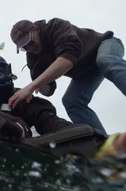 Nate Adams hilft George Young bei der Vorbereitung auf das Tauchen.