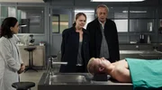 Das Ehepaar Seitner (Monica Anna Cammerlander und Carl Achleitner) muss im Beisein der Pathologin Ulla (Tanja Raunig, li.) die Leiche ihres Sohnes identifizieren.