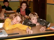 Geschichtsunterricht bei Dr. Wolfert: Sebastian (Marcus Wengler, li.) und Franz (Christoph Kozik) sind kurz vor dem Einschlafen, als pl&ouml;tzlich die T&uuml;r zum Klassenzimmer aufgeht....