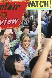 Ruft alle Nachbarn zu einer Demonstration auf, um Pauls Plan zu verhindern: Lynette (Felicity Huffman, M.) ...