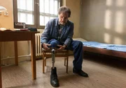 Joseph Komalschek (G&ouml;tz George) schnallt seine Prothese an.