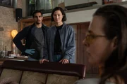Nachdem sie vermutet, dass bei ihr eingebrochen wurde, f&uuml;hlt sich Clubbesitzerin Trixi B&ouml;ttcher (Annika Kuhl, r.) in ihrem Loft nicht sicher. Samir Amari (Skandar Amini, l.) und Pauline Hobrecht (Agnes Decker, M.) k&ouml;nnen keine Einbruchsspuren finden.