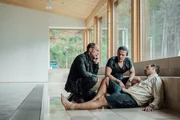 Micha Oberl&auml;nder (Matthias Koeberlin, l.) und Sandro Altst&auml;tten (Stefan Gorski, M.) knien neben Victor Ballhofer (Marc Benjamin, r.), der einen Schlaganfall erleidet. Micha Oberl&auml;nder (Matthias Koeberlin) ruft den Notarzt.