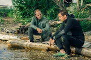 Micha Oberl&auml;nder (Matthias Koeberlin, l.) unterh&auml;lt sich am Ufer mit Victor Ballhofer (Marc Benjamin, r.).