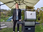 Uke Bosse bei der Vorstellung der verschiedenen Grilltypen im Schrebergarten, in der Rolle des "Feierabendgriller" f&uuml;r den Elektrogrill
