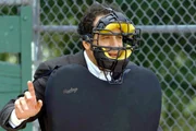 Seit Sharonas Sohn Benji Baseball spielt ist Mr. Monk (Tony Shalhoub) gezwungen sich mit diesem Sport auseinanderzusetzen.