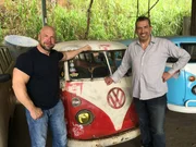 Michael Manousakis (r.) and his old school friend Volker Stein.