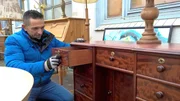 Tr&ouml;delexperte Mauro Corradino begutachtet den alten Schreibtisch