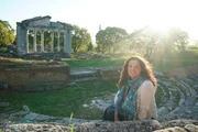 Bettany Hughes bei der Ruinenst&auml;tte Apollonia in Albanien.