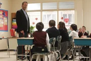 Weil Cuddys Tochter auf eine Eliteschule gehen soll, will House (Hugh Laurie, l.) durch einen Vortrag beim Karrieretag Pluspunkte sammeln. Was ihm leider nicht so gut gelingt ...