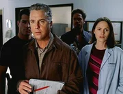 Nick (George Eads, l.), Gil (William Petersen, 2.v.l.), Warrick (Gary Dourdan) und Sara (Jorja Fox) bekommen Besuch vom FBI.