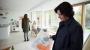 Im Haus des Entf&uuml;hrungsopfers Meier: Kriminalpsychologe Thomas Meiberger (Fritz Karl, re.) betrachtet eine Kinderzeichnung, w&auml;hrend  Kommissarin Anna Gr&uuml;nwald (Lisa Sch&uuml;tzenberger) Anita Meier (Friederike Linke), die Ehefrau eines der Entf&uuml;hrungsopfer befragt.