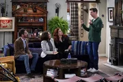 "Will & Grace", "Wo in aller Welt ist Karen Walker?". Grace steckt mitten in den Vorbereitungen f&uuml;r ihre Kampagne, Will wird ganz von seinem Unterricht an der Columbia vereinnahmt und Jack steht kurz vor seiner Hochzeit mit Estefan. So f&auml;llt den Freunden gar nicht auf, dass Karen seit Tagen verschwunden ist. Nachdem ihr Mann Stan von ihrer Aff&auml;re mit Malcolm erfahren hat, ist sie in v&ouml;lliger Panik erstmal untergetaucht. Nun machen sich Grace und die anderen ernsthafte Sorgen um sie.Im Bild (v.li.): Eric McCormack (Will Truman), Megan Mullally (Karen Walker), Debra Messing (Grace Adler), Sean Hayes (Jack McFarland).