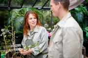 Fanny (Johanna Graen) ist leicht verstimmt, als Marlon (Frederik Bott) sie f&uuml;r die Pflege ihrer Pflanze kritisiert.