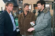 Jupp (Uwe Fellensiek, M.) und Falk (Dirk Martens, l.) lassen sich am Tatort von Gino (Luca Zamperoni, r.) über den Stand der Dinge berichten. Jupp (Uwe Fellensiek, M.) und Falk (Dirk Martens, l.) lassen sich am Tatort von Gino (Luca Zamperoni, r.) über den Stand der Dinge berichten.