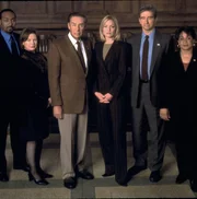 Law & Order Season12, regie USA 2001-2002, Darsteller Dianne Wiest, Elizabeth Rohm, Jerry Orbach, Jesse L. Martin, S. Epatha Merkerson, Sam Waterston. Law & Order Season12, regie USA 2001-2002, Darsteller Dianne Wiest, Elizabeth Rohm, Jerry Orbach, Jesse L. Martin, S. Epatha Merkerson, Sam Waterston.