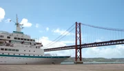 Die "Albatros" unter der Br&uuml;cke des 25. April: auf dem Weg in den Hafen von Lissabon.