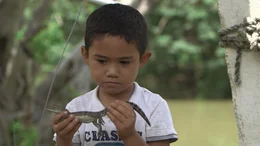 Janel Alas' Sohn Diego interessiert sich schon fr&uuml;h f&uuml;r die Krokodile und die Arbeit seines Vaters.