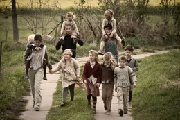 Im Hort erobert Ludo (Til Schweiger, hinten l.) schon bald die Herzen der Kinder, womit Anna (Nora Tschirner, vorne l.) zun&auml;chst gar nicht klar kommt ...