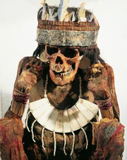 Mumie einer Frau aus Nekropolis, verziert mit Gold- und Knochenschmuck und Federkopfschmuck, ca. 200 v. Chr.