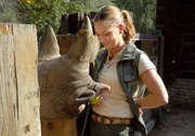 Tierpflegerin Anett (Anna Bertheau) lockt das Nashorn Nobi mit einem Apfel an. Es ist verwundet und muss untersucht werden.