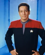 Chakotay (Robert Beltran).