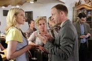 Bürgermeisterkandidat Jan Schulte (Johann von Bülow, r.) macht grossen Eindruck auf Heike Schäffer (Petra Kleinert, M.), Sophie Haas (Caroline Peters, l.) ist mehr als reserviert. Bürgermeisterkandidat Jan Schulte (Johann von Bülow, r.) macht grossen Eindruck auf Heike Schäffer (Petra Kleinert, M.), Sophie Haas (Caroline Peters, l.) ist mehr als reserviert.