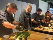 Uke Bosse nimmt am "American BBQ"-Kurs der Weber Grill Academy teil, um sich ein Bild von der Marke Weber zu machen.
