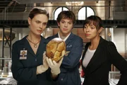 Bei der Begutachtung des Sch&auml;dels kommen Brennan (Emily Deschanel, l.), Zack (Eric Millegan) und Cam (Tamara Taylor) der Identit&auml;t des verbrannten Leichnams auf die Spur.