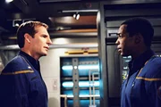 Auf der Reise durch das All trifft Captain Archer (Scott Bakula, l.) mit seiner Crew auf ein gewaltiges Schiff, das die Enterprise in einen Hangar in seinem Inneren bef&ouml;rdert.