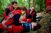 Nina (Sabrina Amali) und das Team treffen bei einem verletzten Biker ein.
