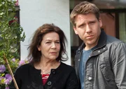 Tom Barner (Hanno Koffler) muss seine Mutter Agnes (Hannelore Elsner) vor einem entlassenen Str&auml;fling besch&uuml;tzen.